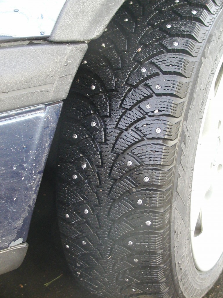 Reifen mit Spikes
