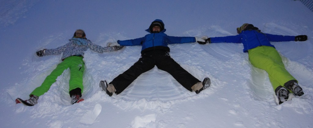 Drei Engel machen Schnee-Engel am Nordkap